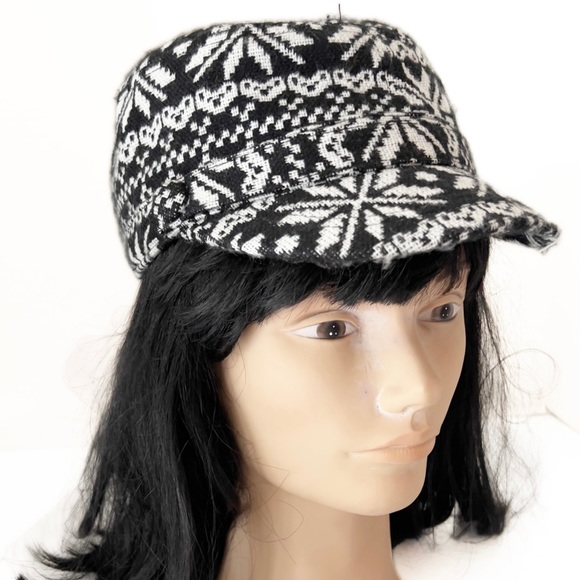 Angela & William Nordic-Print Cadet/Newsboy Cap/Winter Cabbie Hat in Black/Cream - Picture 3 of 11